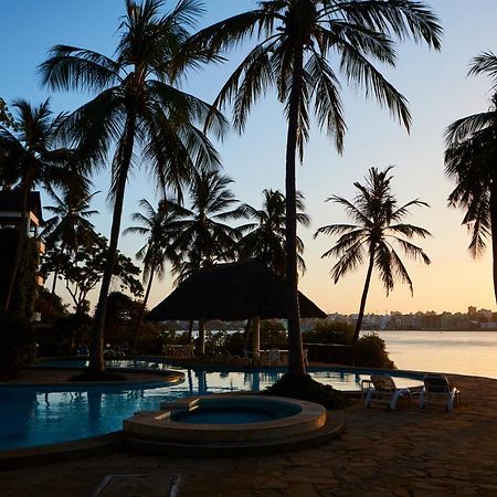 Tamarind Village Hotel Apartments Момбаса Екстериор снимка