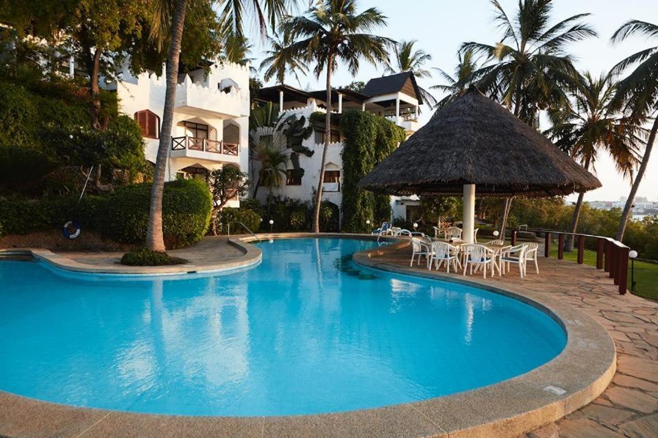 Tamarind Village Hotel Apartments Момбаса Екстериор снимка